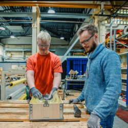 Työnjohtaja Lassi Rannisto ja oppisopimuskoulutettava Elias Raudaskoski varmistavat, että kartiohammaspyörät lähtevät asiakkaalle ehjinä ja turvallisina.